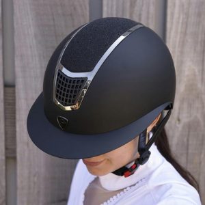 découvrez tout ce qu'il faut savoir sur la bombe d'équitation : sécurité, confort, conseils pour bien choisir votre casque adapté à la pratique de l'équitation, pour cavaliers débutants et confirmés.