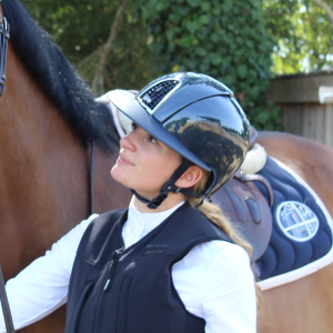 découvrez le casque d'équitation kep, alliant sécurité maximale, confort et style pour cavaliers exigeants. protégez-vous avec un casque fiable et certifié, parfaitement adapté à la pratique de l'équitation.