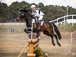 découvrez la victoire de gwendolen fer, cavalière renommée, qui s’illustre par son talent et son engagement dans l’univers équestre. retour sur son parcours et ses succès marquants.
