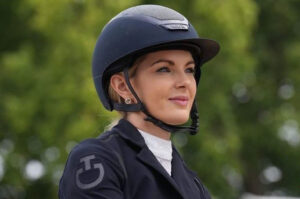 découvrez comment choisir une bombe d'équitation en cuir adaptée, que vous soyez débutant ou cavalier confirmé, pour allier confort et sécurité lors de vos sorties.