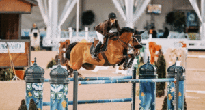 découvrez la chute spectaculaire d'une cavalière et de son cheval lors d'une compétition équestre, un moment intense capturé en vidéo.