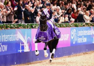 découvrez la coupe du monde au london international horse show, un événement équestre prestigieux réunissant les meilleurs cavaliers du monde dans une compétition spectaculaire à londres.