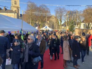 découvrez le marché de noël d'auray avec 4 mois d'animations équestres exceptionnelles : balades à cheval, spectacles et traditions festives pour toute la famille.