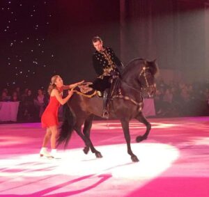 découvrez la performance spectaculaire d'une patineuse d’angoulême et de son cheval, qui éblouissent la glace par leur grâce et leur complicité unique.