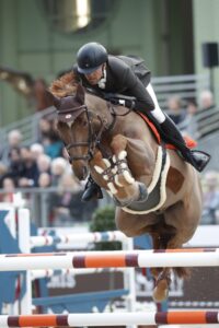 découvrez la performance exceptionnelle de simon delestre lors du saut hermès, où il a brillamment triomphé et marqué les esprits.