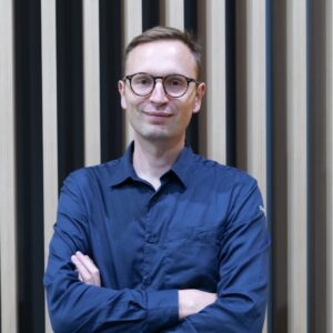 simon vansteenwinckel remporte le prestigieux prix la cense avec son œuvre 'the horse nation', célébrant l'excellence artistique et l'innovation.