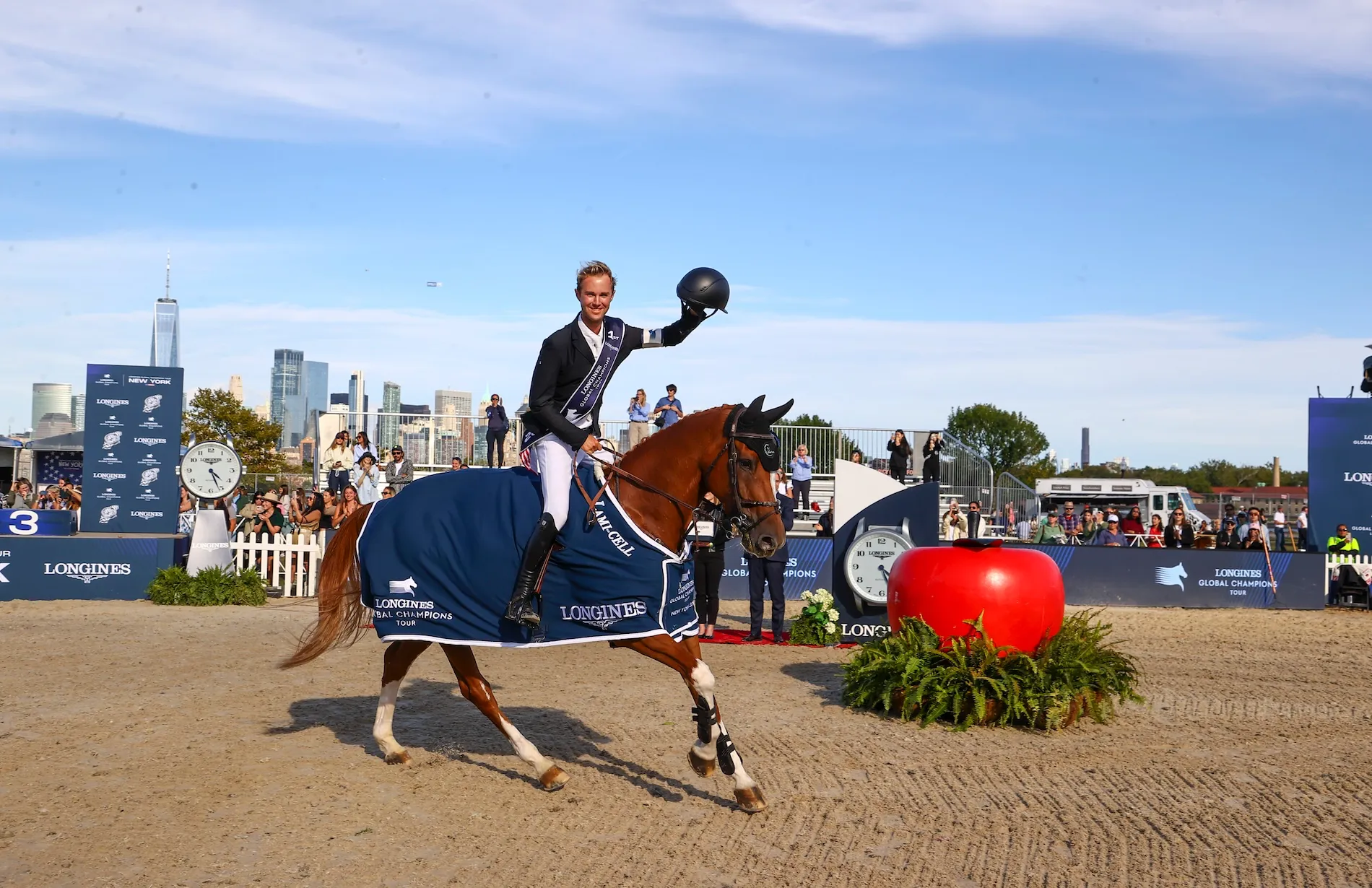 tom wachman remporte le grand prix turkish airlines au salon du cheval de londres, une victoire prestigieuse qui marque son talent exceptionnel dans le monde équestre.