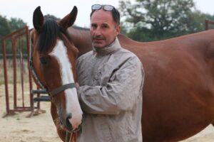 accident grave impliquant un cheval fauché, faisant deux blessés. détails et circonstances de l'événement.