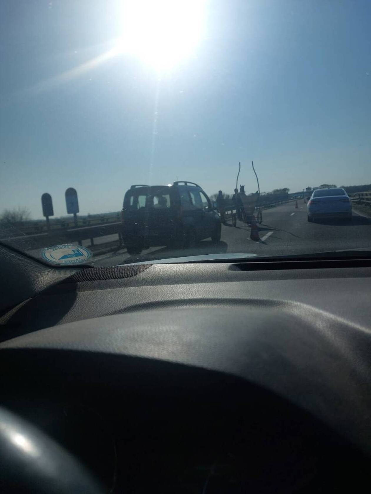 découvrez les détails de l'accident survenu près d'avranches impliquant un cheval errant. informations et précautions à connaître pour assurer la sécurité sur la route.