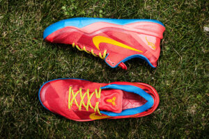 découvrez la kobe 8, une sneaker au design unique alliant les symboliques du serpent et du cheval, pour une métamorphose audacieuse et élégante.