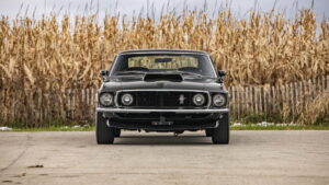 découvrez la première ford mustang dark horse sc vendue aux enchères, une voiture de collection exceptionnelle alliant puissance et design unique.