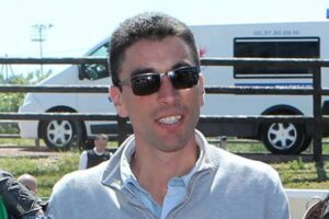découvrez sylvain dupont, entraîneur dévoué au bien-être de ses chevaux, alliant expertise et passion pour optimiser leur performance et santé.