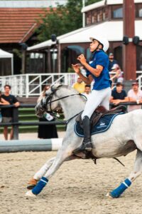 découvrez le tournoi de horse-ball à deauville, où chevaux et cavaliers s’affrontent dans des efforts intenses alliant rapidité et agilité.